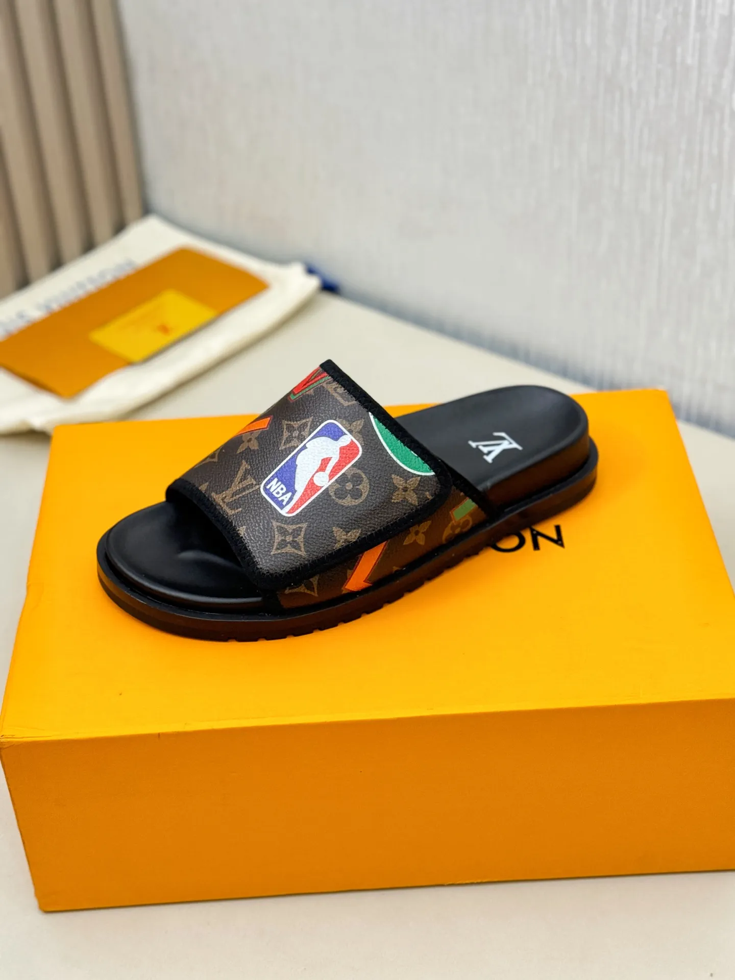 [L Home] P: 340💰Size: 38-45 Top purchasing agent lv men's summer slippers, classic presbyopia with Velcro, soft real leather lining, unique color splicing effect, distinctive personality, fashionable and trendy essential style, light and comfortable. Lightweight and tough rubber insole, micro ridged foam outsole, super comfortable!